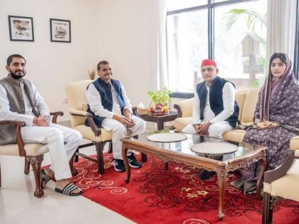 Mainpuri Lok Sabha by-election Dimple Yadav meet uncle Shivpal Yadav Aditya Yadav Akhilesh Yadav tweeted picture viral see | Mainpuri Lok Sabha by-election: चाचा शिवपाल यादव से मिलीं डिंपल यादव, अखिलेश यादव ने तस्वीर ट्वीट की, वायरल