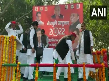 Mainpuri Lok Sabha by-election Akhilesh Yadav touched uncle Shivpal's feet stage never had distances video | मैनपुरी लोकसभा उपचुनाव: मंच पर ही अखिलेश यादव ने चाचा शिवपाल के छुए पैर, कहा- चाचा,भतीजे में कभी नहीं थी दूरियां, वीडियो हुआ वायरल