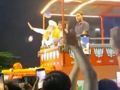 Watch Mobile phone hurled towards PM Modi during Mysuru roadshow | Watch: मैसूर रोड शो के दौरान पीएम मोदी की ओर फेंका गया मोबाइल, फिर भी हाथ हिलाकर जनता का अभिवादन करते रहे प्रधानमंत्री Watch Mobile phone hurled towards PM Modi during Mysuru roadshow | Watch: मैसूर रोड शो के दौरान पीएम मोदी की ओर फेंका गया मोबाइल, फिर भी हाथ हिलाकर जनता का अभिवादन करते रहे प्रधानमंत्री