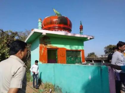 mp-muslim-shrine-found-smeared-with-saffron-colour-unidentified-persons-booked | मध्य प्रदेश: पांच दशक पुराने मजार को भगवा रंग से पोता गया, विरोध के बाद मामला दर्ज