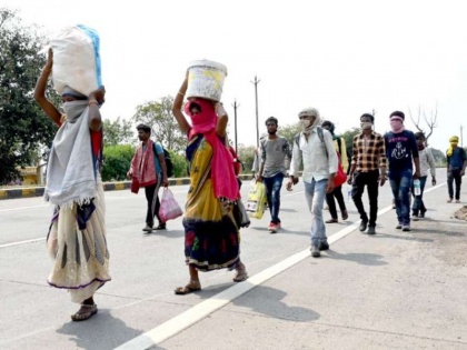 Coronavirus: Migrant laborers gathered on the streets of Surat for the second consecutive day | Lockdown: लगातार दूसरे दिन भी सूरत की सड़कों पर जमा हुए प्रवासी मजदूर