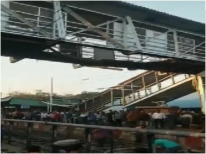 Major accident Ballarshah railway station Maharashtra part footover bridge connecting two platforms fell many injured | वीडियो: महाराष्ट्र के बल्लारशाह रेलवे स्टेशन पर हुआ बड़ा हादसा, दो प्लेटफॉर्म को जोड़ने वाला फुटओवर ब्रिज का हिस्सा गिरा, कई घायल