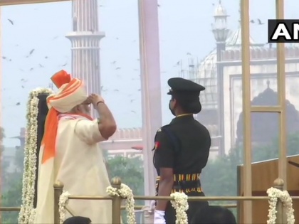 Delhi Prime Minister Narendra Modi unfurls the National Flag ramparts Red Fort IndependenceDay being assisted by Major Shweta Pandey | जानिए कौन हैं मेजर श्वेता पांडे, तिरंगा फहराने में प्रधानमंत्री मोदी की मदद की