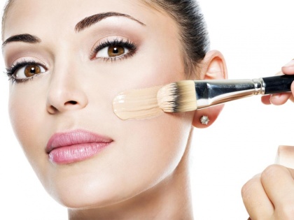 harmful effects of daily makeup products on skin | मेकअप अप्लाई करने से पहले जान लें इन 5 प्रोडक्ट्स के नुकसान, लिस्ट देख चौंक जाएंगी आप