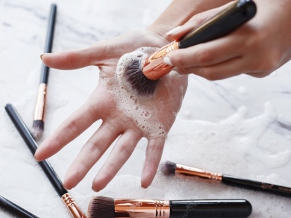 Makeup Tips: 5 simple and easy ways to clean your makeup brushes regularly | मेकअप करने के बाद इन 5 आसान स्टेप्स में मेकअप ब्रश को करें साफ, कभी नहीं होंगे खराब
