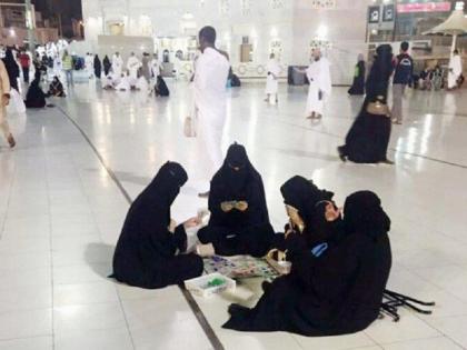 saudi Arabia mecca Mosque 4 women playing card game photo viral sparks debate, here is mecca rule | मक्का मस्जिद में बैठकर 4 महिलाएं खेल रहीं थी पत्ते, वायरल फोटो पर खड़ा हुआ नया विवाद