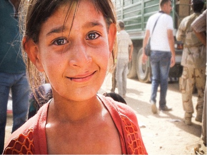 Malak: The Girl Who Stumbled Out of a ISIS War Zone and Stole Our Hearts | ख़ूबसूरत मुस्कराहट के पीछे बड़ा दर्द छुपा रखा था इस बच्ची ने, वीडियो देखकर टूट जायेगा आपका दिल