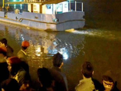 boat capsized with 50 people from Malda to Bihar's Katiha in Mahananda river, news updates in Hindi | महानंदा नदी में पलटी मालदा से कटिहार आ रही नाव, 50 लोग थे सवार, 2 शव बरामद