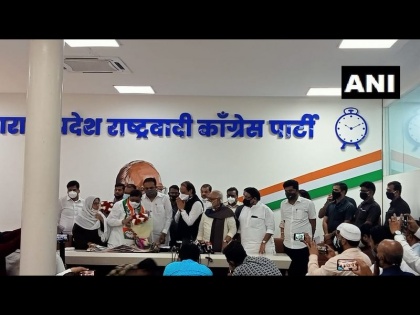 maharashtra malegaon congress mayor and 27 party corporators joined ncp in presence of ajit pawar | महाराष्ट्र: मालेगांव की मेयर सहित कांग्रेस के 27 पार्षद एनसीपी में शामिल हुए, अजित पवार ने सभी को पार्टी में शामिल कराया