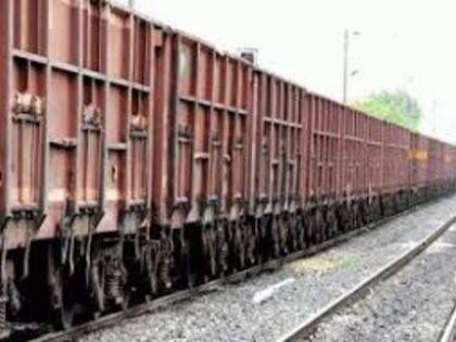 Coronavirus Lockdown: Railways ordered cement companies to evacuate goods, will supply essential goods | Coronavirus Lockdown: रेलवे ने सीमेंट कंपनियों को दिया मालगाड़ियां खाली करने का आदेश, होगी जरूरी सामान की आपूर्ति