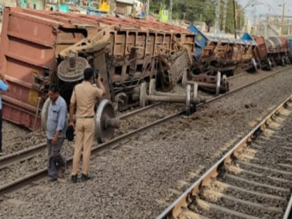 Mumbai News: Five coaches of goods train derail near Mumbai | Mumbai News: मुंबई के पास मालगाड़ी के पांच डिब्बे पटरी से उतरे