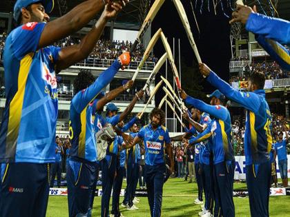 Sri Lankan players bid farewell to Malinga with guard of honour | श्रीलंका को जीत दिलाकर रिटायर हुए लसिथ मलिंगा, साथी खिलाड़ियों ने इस अंदाज में दी विदाई