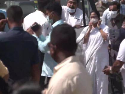 Mamata Banerjee visits west bengal village in Birbhum where 8 were burnt alive | पश्चिम बंगाल: बीरभूम में लोगों को जिंदा जलाने से पहले बुरी तरह पीटा गया था, पोस्टमार्टम में खुलासा, पीड़ितों से मिलने पहुंचीं ममता बनर्जी Mamata Banerjee visits west bengal village in Birbhum where 8 were burnt alive | पश्चिम बंगाल: बीरभूम में लोगों को जिंदा जलाने से पहले बुरी तरह पीटा गया था, पोस्टमार्टम में खुलासा, पीड़ितों से मिलने पहुंचीं ममता बनर्जी