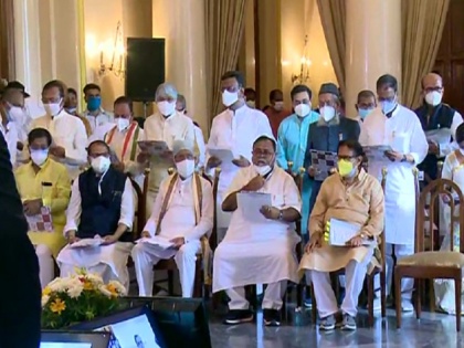 West Bengla Kolkata 43 TMC leaders sworn in as ministers see list | पश्चिम बंगाल में ममता बनर्जी के 43 मंत्रियों ने ली शपथ, पूर्व क्रिकेटर मनोज तिवारी भी मंत्रिमंडल में शामिल