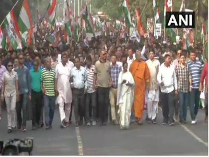 Kolkata: West Bengal CM Mamata Banerjee takes out a protest march against CAB and NRC | पश्चिम बंगालः नागरिता कानून और NRC के खिलाफ हिंसक प्रदर्शन के बाद अब ममता बनर्जी कोलकाता की सड़कों पर उतरीं