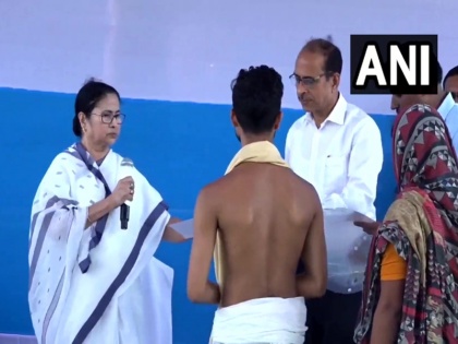Mamata Banerjee apologizes to the people for the explosion at an illegal firecracker factory in Agra | सीएम ममता ने एगरा के पटाखा फैक्ट्री में हुए विस्फोट के लिए मांगी माफी, मृतकों के परिजनों को 2.5 लाख रुपए मुआवाजा, एक-एक सदस्य को 'होमगार्ड' की दी नौकरी