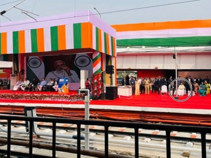 Mamata Banerjee angry after jai Shri Ram slogans raised on Howrah station Vande Bharat Express | वंदे भारत एक्सप्रेस को हरी झंडी दिखाए जाने के दौरान लगे जय श्रीराम के नारे, नाराज ममता बनर्जी ने मंच पर बैठने से इनकार किया, देखें