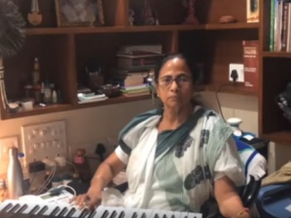 mamta banerjee shared video singing song and playing harmonium before counting day | काउंटिंग से पहले हारमोनियम बजाते दिखीं ममता बनर्जी, वीडियो शेयर कर चुनाव नतीजे के लिए लिखी ये बात
