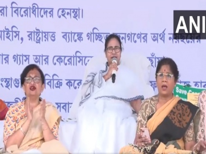 West Bengal Mamta Banerjee sat on dharna overnight against Center sang Bengali song in protest video | पश्चिम बंगाल: केंद्र के खिलाफ रातभर धरने पर बैठी रहीं ममता बनर्जी, प्रतिरोध में गाया बंगाली गाना, देखें वीडियो