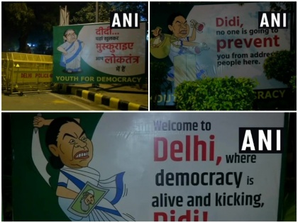 "Welcome To Delhi didi," Cheeky Banners Ahead Of Mamata Banerjee's Protest delhi | पोस्टर वार- ''दीदी यहां खुलकर मुस्कुराइए आप लोकतंत्र में हैं''
