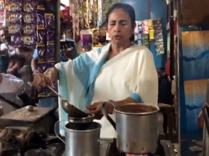 Mamata Banerjee does a PM Modi, Making tea on stall chaiwallah social media says never become pm | सड़क किनारे ममता बनर्जी ने बनाई चाय, वीडियो देख लोग बोले- 'मैडम जी, कुछ भी कर लो प्रधानमंत्री तो मोदी ही रहेंगे'