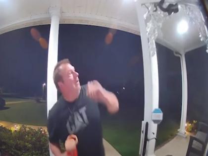 man attacked by snake when he try to open door gate watch viral video | Viral Video: दरवाजा खोलने गए शख्स पर सांप ने किया जोरदार हमला, डर के मारे व्यक्ति की हालात हुई खराब