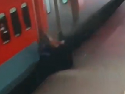 Passenger slipped while boarding moving Train, RPF staff pushed back him, Railways Ministry Shares Video | चलती ट्रेन में चढ़ रहा था, फिसल गया हाथ, फिर जो हुआ उसका वीडियो रेल मंत्रालय ने शेयर किया है, देखें