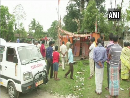 West Bengal: Body of a 42 year-old man was found hanging at BJP booth office in Siliguri | पश्चिम बंगालः बीजेपी दफ्तर में 48 वर्षीय युवक का शव फंदे से लटका मिला, मचा हड़कंप  