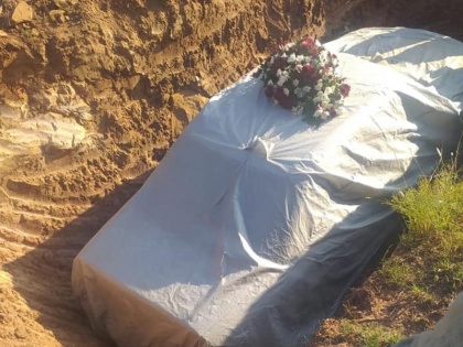 Politician Bufton Pitso Buried In His Beloved Mercedes | पसंदीदा कार के साथ दफनाया गया ये नेता, परिवार वालों को बताई थी अंतिम इच्छा