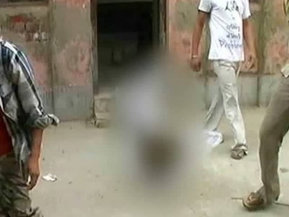 man garlanded with shoes and forced to walk in samastipur bihar | बिहारः महिला से छेड़छाड़ करने वाले युवक को जमकर पीटा, फिर जूतों की माला डालकर गांव में घुमाया