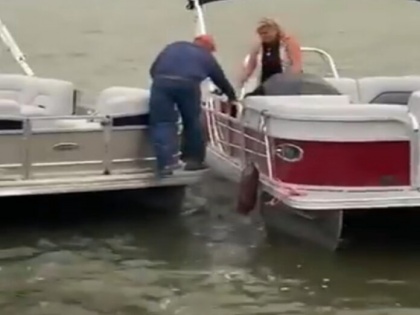 Propose to his girlfriend by climbing on the boat, video goes viral | बोट पर चढ़कर अपनी गर्लफ्रेंड को किया प्रपोज, जैसे ही किस करने को बढ़ा आगे... 