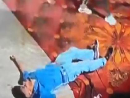 Man Shot Dead at Point-Blank Range in front of children in Meerut Uttar Pradesh Disturbing Video Surfaces | Watch: बच्चों के सामने पिता को मारी गोली, पॉइंट ब्लैंक रेंज से किया शूट; तमाशबीन बनी रही भीड़ Man Shot Dead at Point-Blank Range in front of children in Meerut Uttar Pradesh Disturbing Video Surfaces | Watch: बच्चों के सामने पिता को मारी गोली, पॉइंट ब्लैंक रेंज से किया शूट; तमाशबीन बनी रही भीड़