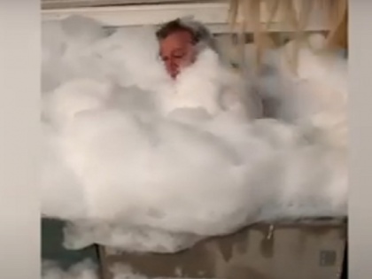 Man sleeps in bathroom tub while taking bath video goes viral | बाथरूम में नहाते-नहाते सो गया ये शख्स! महिला के जगाने पर दिया ऐसा रिएक्शन, देखें वीडियो