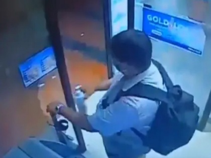 hand sanitizer stolen from atm kiosk video viral ips officer shares the video | इस शख्स ने ATM से चुरा लिया हैंड सैनिटाइजर, वीडियो वायरल, IPS अफसर ने ट्वीट कर कहा- हम नहीं सुधरेंगे