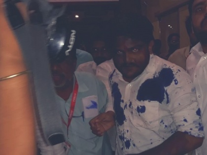 Man threw ink on Hardik Patel during an event in Ujjain, later apprehended by police | मध्य प्रदेश: पाटीदार नेता हार्दिक पटेल पर शख्स ने फेंकी स्याही, गिरफ्तार