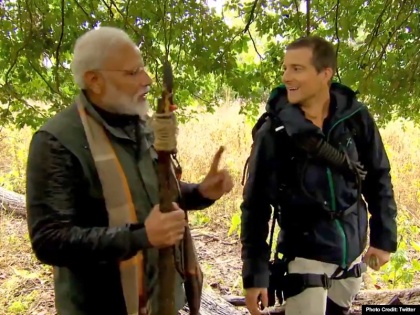 pm narendra modi on discovery iconic show man vs wild with bear grylls video viral | Man Vs Wild: बेयर ग्रिल्स के साथ जंगल पहुंचे पीएम मोदी, डोंगी से पार किया नदी, देखें वीडियो