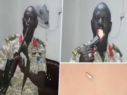 man wearing an army dress held AK47 gun in front of his face fired threw pellets out watch viral video | WATCH: आर्मी ड्रेस पहने शख्स ने मुंह के सामने किया एके47 और चला दी गोली, फिर छर्रा निकाल फेंका बाहर, देखें वायरल वीडियो