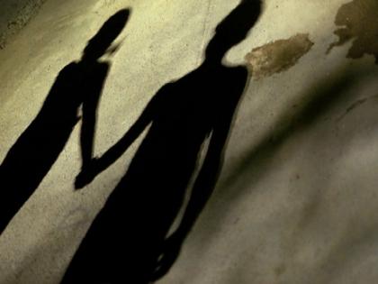 West Bengal wife runs away husband offers Rs 5000 on social media as reward to get her back | रात में खिड़की तोड़ कर दूसरे शख्स के साथ भागी पत्नी, पति ने पता लगाने वाले को 5 हजार रुपये इनाम देने का किया ऐलान West Bengal wife runs away husband offers Rs 5000 on social media as reward to get her back | रात में खिड़की तोड़ कर दूसरे शख्स के साथ भागी पत्नी, पति ने पता लगाने वाले को 5 हजार रुपये इनाम देने का किया ऐलान