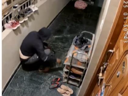 Viral Video Bengaluru man entered building made 4 pairs of shoes disappear in no time cctv viral | Viral Video: बिल्डिंग में घुसा 'चप्पल चोर', देखते-देखते गायब कर दिए 4 जोड़ी जूते; चोरी का अंदाज देख दंग रह जाएंगे आप