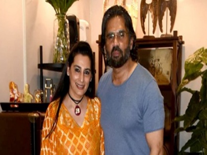 Sunil Shetty FUNNY Video Cooking For Wife Mana Shetty viral on social media | VIDEO: लॉकडाउन के दौरान सुनील शेट्टी को खाना बनाना सिखा रही पत्नी, फिर हुआ कुछ ऐसा कि माना ने पीट लिया सिर
