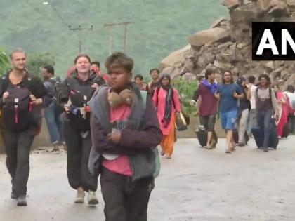Chandigarh-Manali Highway Flood and landslide heavy rains blocked hundreds passengers stranded landslide near 7 Mile in Mandi opened almost 20 hours watch video | Chandigarh-Manali Highway: भीषण बारिश के बाद बाढ़ और भूस्खलन, चंडीगढ़-मनाली राजमार्ग अवरुद्ध, सैकड़ों यात्री फंसे, देखें वीडियो