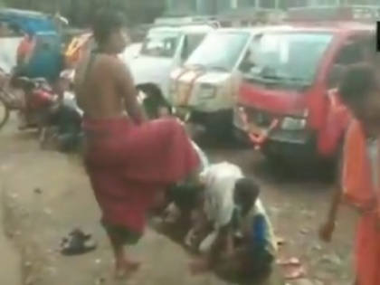 Odisha Priest Defends His Leg Blessing Gesture As Age-Old Tradition vidoe viral Khurda | परंपरा या अंधविश्वास: मंदिर के पुजारी ने सिर पर पैर रखकर दिया आशीर्वाद, वायरल हुआ वीडियो