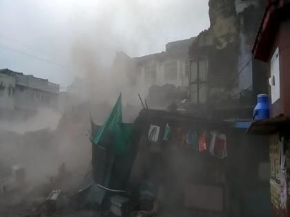 two storey building collapses in mandsaur district madhya pradesh | मध्य प्रदेशः मंदसौर जिले में दो मंजिला इमारत भर-भराकर गिरी