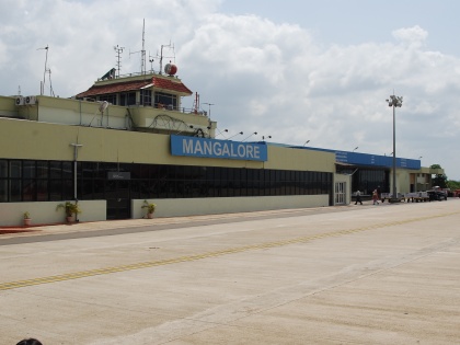 "Alive bomb" found near ticket counters of Mangaluru airport, panic spread | मंगलुरु हवाई अड्डे के टिकट काउंटरों के निकट ‘‘जिंदा बम’’ मिला, दहशत फैल गई