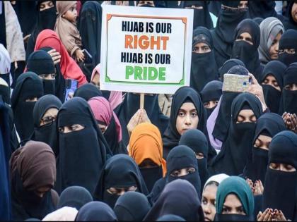 Karnataka: Hundreds of girls protest in support of burqa in Mangalore, raising the slogan "Burka is our right" | कर्नाटक: मेंगलुरु में बुर्के के समर्थन में सैकड़ों लड़कियों ने किया प्रदर्शन, लगाया "बुर्का हमारा अधिकार है" का नारा
