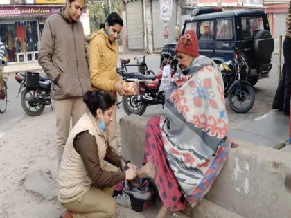 UP Police Mahila Thana SHO Ekta Singh Helps Poor Woman Picture goes viral | गरीबी के कारण कड़ाके की ठंड में भी नंगे पैर घूम रही थी बुज़ुर्ग महिला, SHO ने खुद के पैसों से खरीदकर पहनाए जूते तो लोगों ने ठोका सलाम UP Police Mahila Thana SHO Ekta Singh Helps Poor Woman Picture goes viral | गरीबी के कारण कड़ाके की ठंड में भी नंगे पैर घूम रही थी बुज़ुर्ग महिला, SHO ने खुद के पैसों से खरीदकर पहनाए जूते तो लोगों ने ठोका सलाम