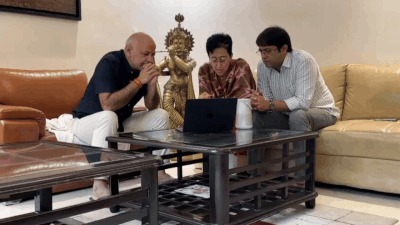 Watch Relief Arvind Kejriwal granted bail Manish Sisodia and Atishi all smiles and exchanged hugs Tense moments, then relief and hugs live Updates | Arvind Kejriwal Bail Hearing Live Updates: तनावपूर्ण क्षण और फिर राहत..., केजरीवाल को जमानत मिलते ही सिसोदिया और आतिशी मुस्कुराये और गले लगाया, देखें वीडियो