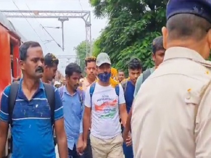 Crowd welcomes YouTuber Manish Kashyap in Bihar; Court directs to keep him in Bettiah jail | WATCH: बरसाए गए फूल, जिंदाबाद के लगे नारे और रिहाई की भी की गई मांग, देखिए कुछ ऐसा हुआ बिहार में मनीष कश्यप का स्वागत