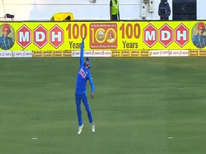 India vs Australia 2nd ODI: Manish Pandey takes one handed catch to out David Warner | IND vs AUS: मनीष पांडेय ने पकड़ा एक हाथ से लाजवाब कैच, खुद वॉर्नर भी रह गए हैरान, देखें वीडियो