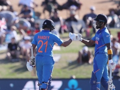 KL Rahul and Manish Pandey converse in Kannada in match against New Zealand | न्यूजीलैंड के खिलाफ तीसरे वनडे में कन्नड़ में बात कर रहे थे एल राहुल-मनीष पाण्डेय, वीडियो हुआ सोशल मीडिया पर वायरल